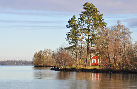 水边的红色小屋图片