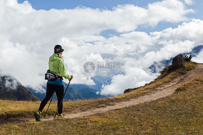 在尼泊尔喜马拉雅山上行走的妇女远足挪威人图片