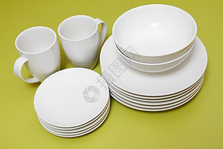 清洁绿色桌子上的盘子碗和杯子图片