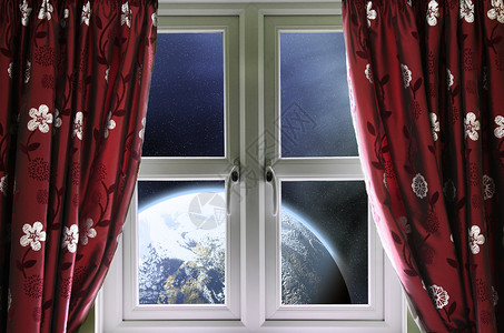 透过带窗帘的窗户看地球图片