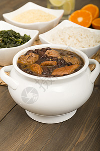 巴西牛肉香肠猪肉和黑豆炖菜图片