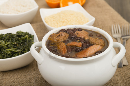 巴西牛肉香肠猪肉和黑豆炖菜高清图片