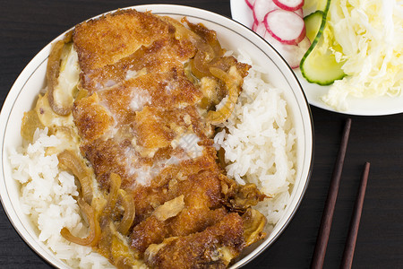 日本面包的深炸猪肉切片tonkatssu在蒸米背景图片