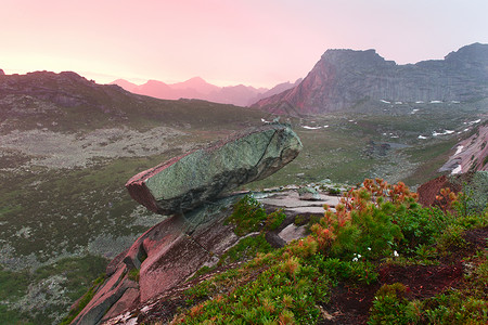日落下埃尔加基山脊的吊石俄图片
