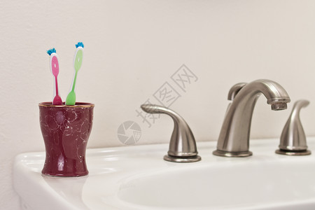 在浴室里有两支牙刷的概念图片