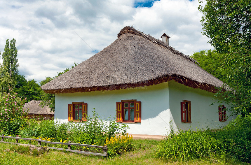 传统乌克兰村屋在夏日图片