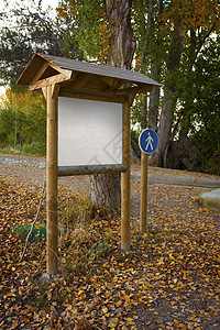公园里的木制信息面板图片