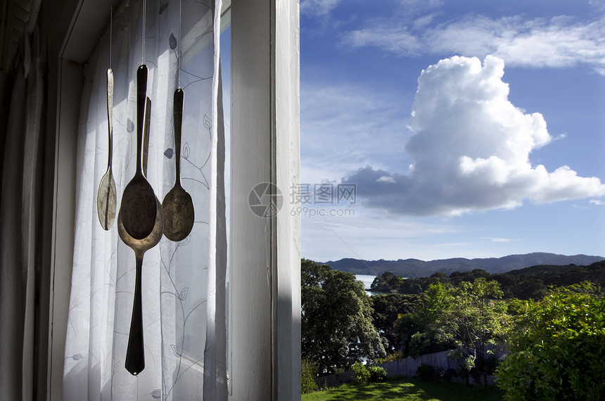 勺子在阳台上的门上挂着由勺子制成的图片
