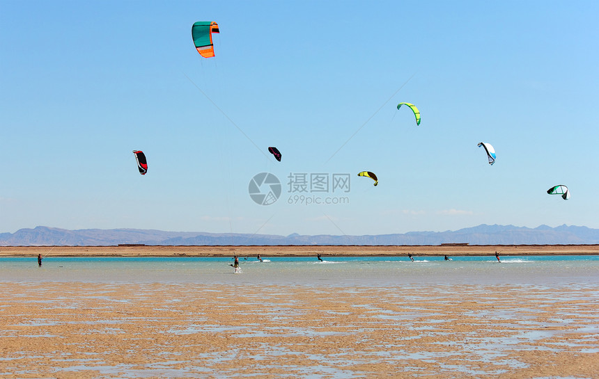 一群风筝冲浪者在埃及达哈布的海滨环礁湖出外骑车图片