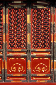 紫禁城传统风格的门用红色和金色涂图片