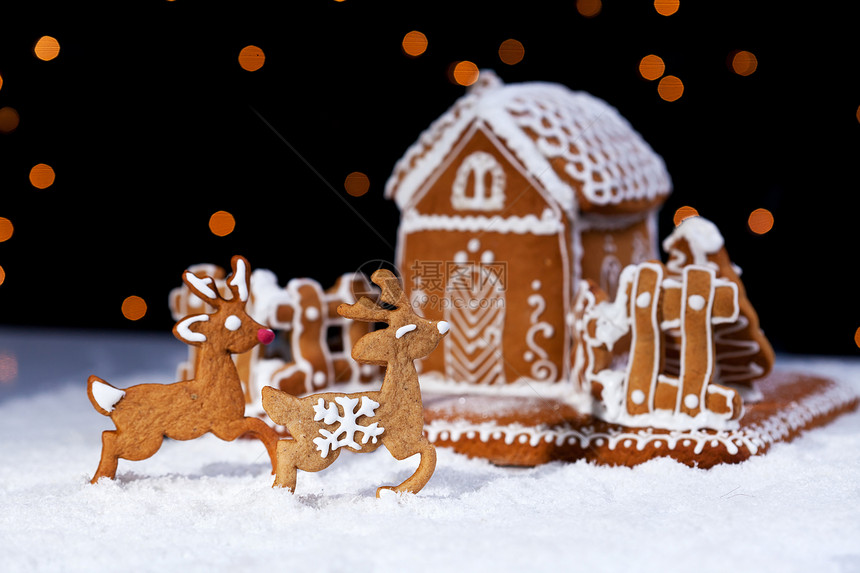 圣诞姜饼干屋和鹿节图片