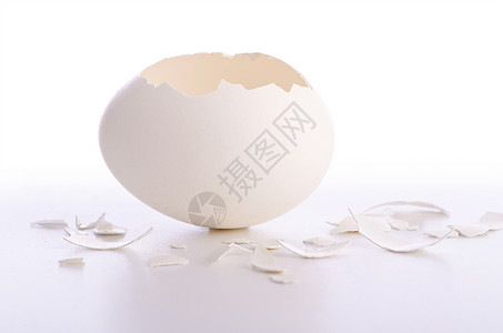 破碎的鸡蛋上白色孤立图片
