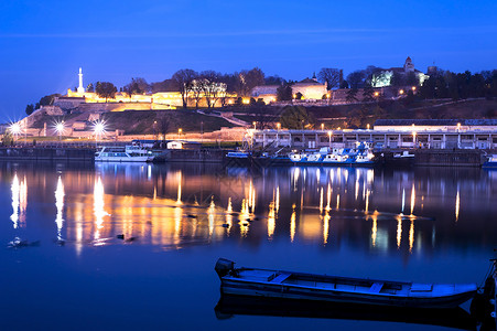 中世纪堡垒多瑙河夜图片