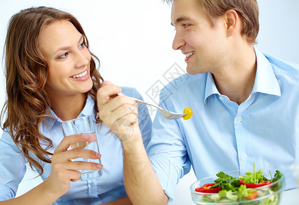快乐的年轻夫妇吃早餐图片