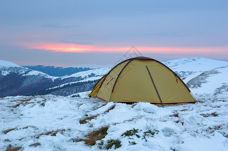 冬天在山上搭帐篷图片