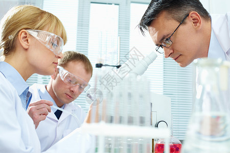 一组临床医生在实验室试验新物质图片