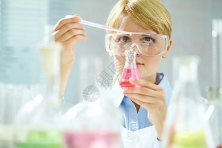 一名年轻化学家在化学实验期间用液图片
