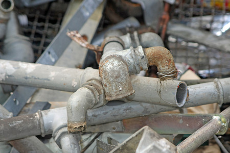 生锈的旧铁管和旧铁管通向一个有图片