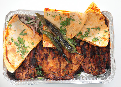一盘土耳其或阿拉伯风味的腌制烤鸡图片