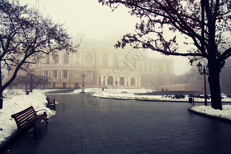 雾中的戏院图片