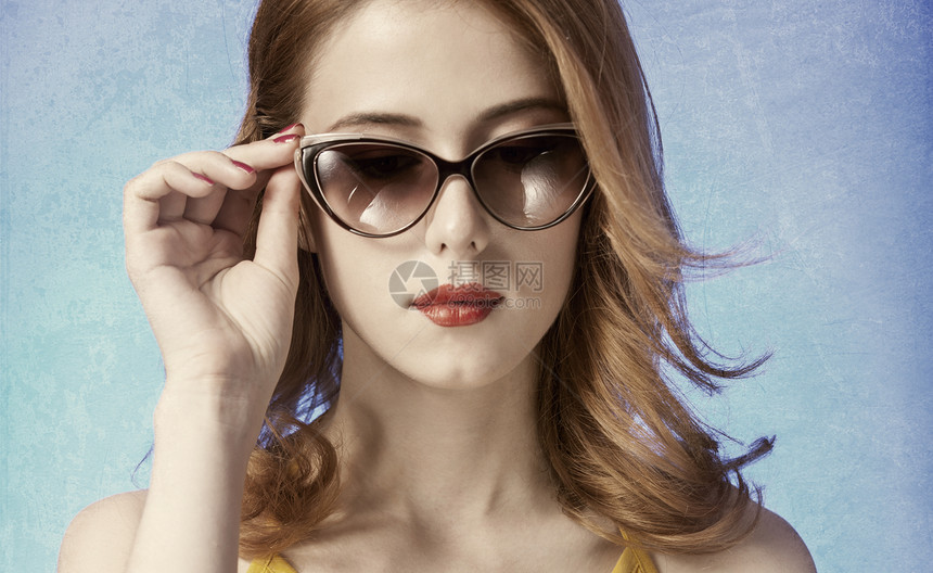 美国红发女孩戴太阳镜60年图片
