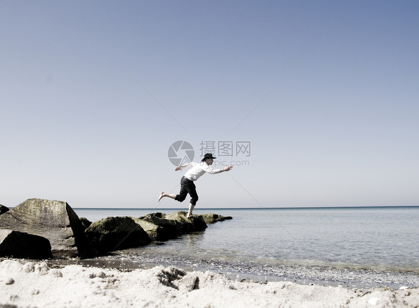 在沙滩上奔跑的人图片