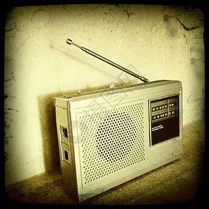 架子上旧收音机的特写图片