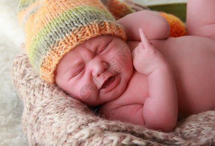 刚出生的婴儿哭背景图片