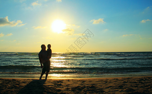 孩子和他的父亲在海滩上图片