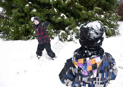 儿童在冬季户外玩耍图片