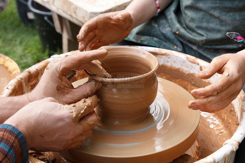 一个陶匠的手在圆图片