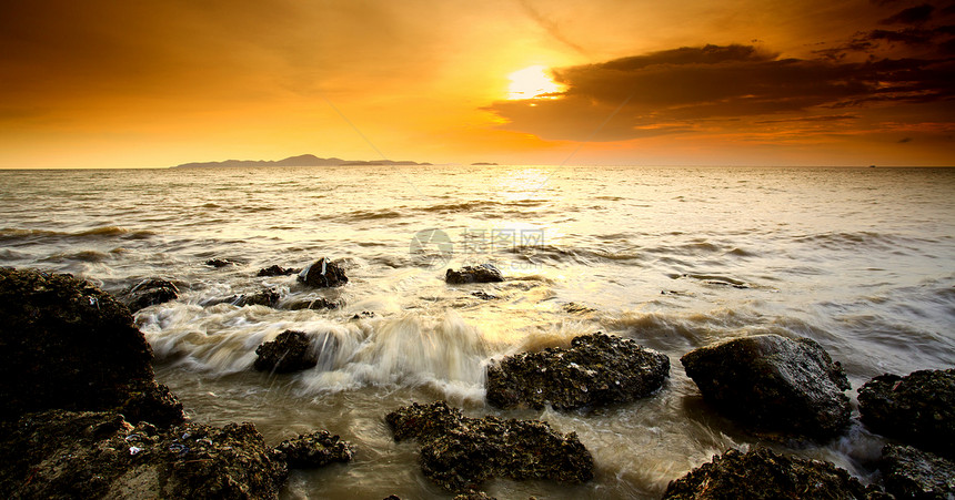 帕塔亚海滩的日落景点在泰国普吉海滩图片