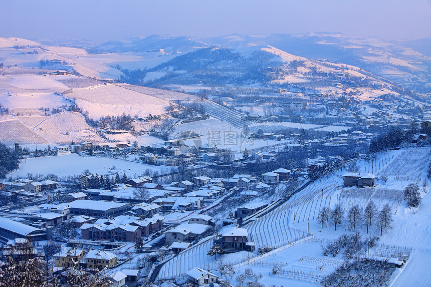 在意大利北部皮德蒙特日落的雪山图片