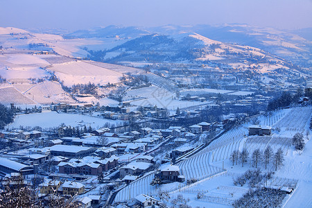 在意大利北部皮德蒙特日落的雪山图片