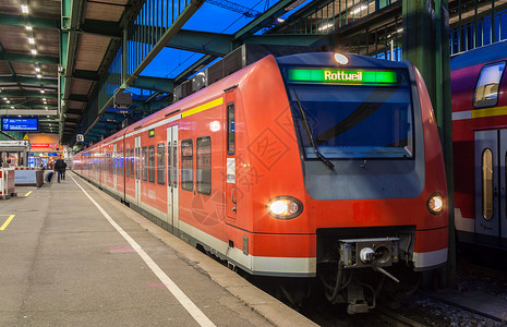 德国斯图加特火车站的郊区电动列车图片