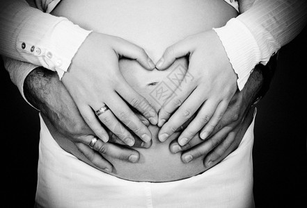 双手捧着孕妇的肚子做一颗心图片