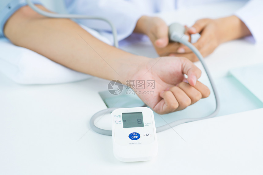 血压计中一只手的特写图片