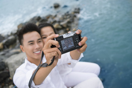 男人和女朋友在海边自拍图片