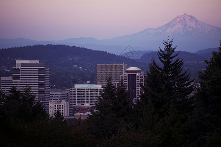 MtHood和Portland日落水平摄影图片
