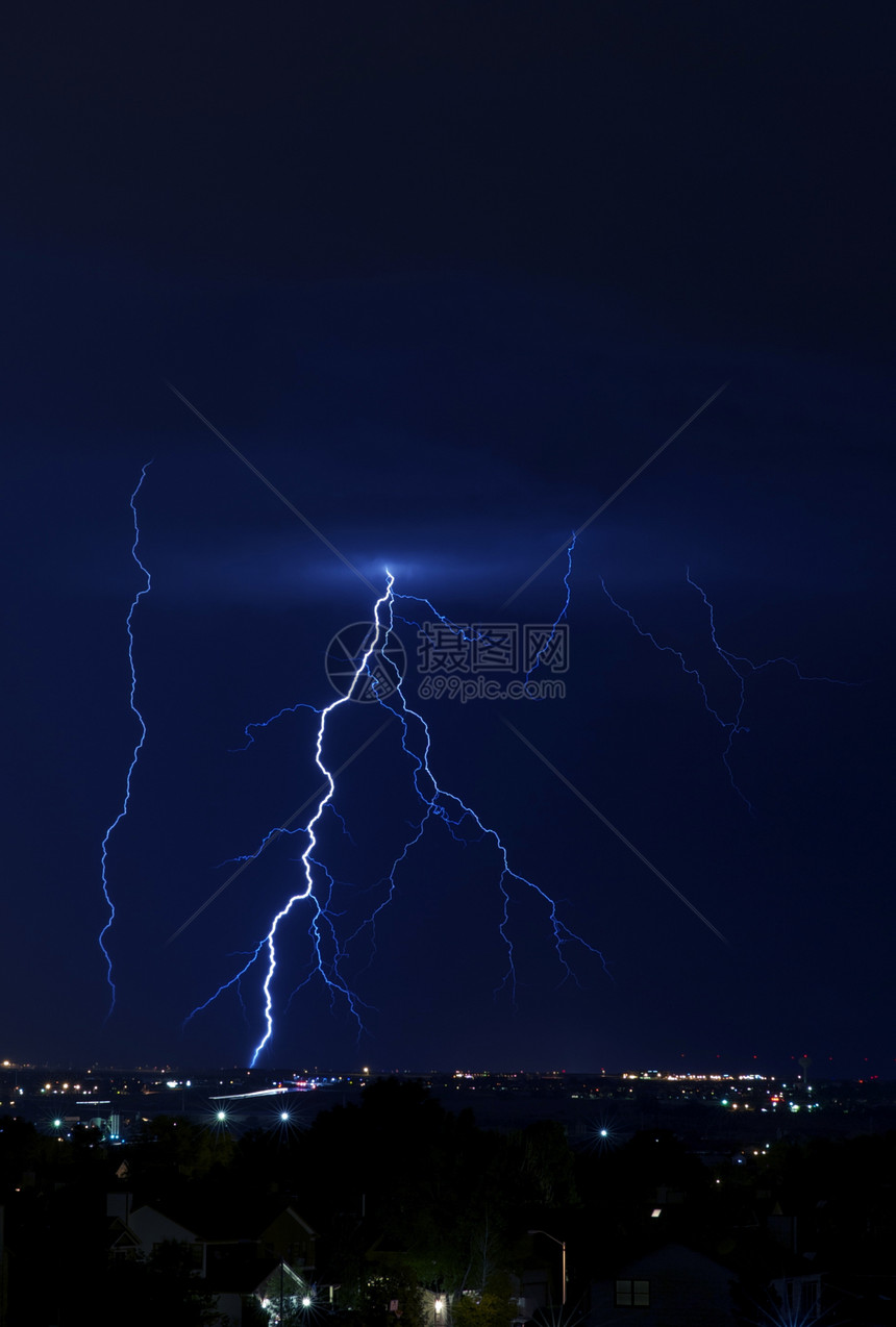 闪电博尔特垂直照片夜间重度和严重雷暴图片