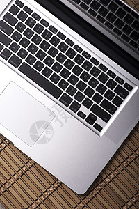 现代膝上型计算机顶视图银色金属机身和黑色键盘互联网移动主图片