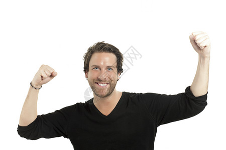 在白色背景下举起两只手的快乐男人的形象图片
