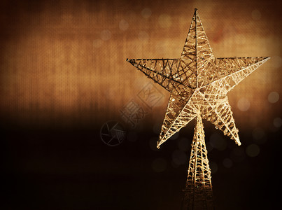 棕色背景的星形装饰带灯的圣诞装饰图片