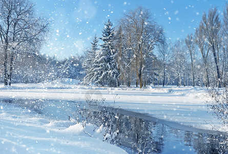 在寒冷的日子里与河流的冬季景观图片