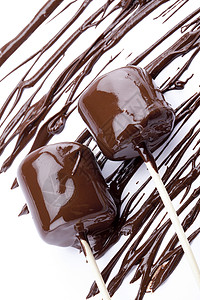 在白色背景下被融化巧克力覆盖的棉花糖图片