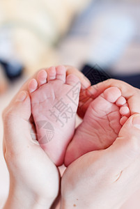 新生婴儿的脚被妈捧在手上图片