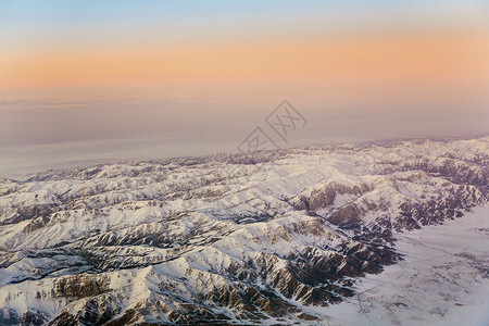 从飞机到塔什干山区和基尔吉斯坦以及飞机涡轮机发动图片