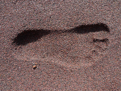 黑沙上的足迹背景图片