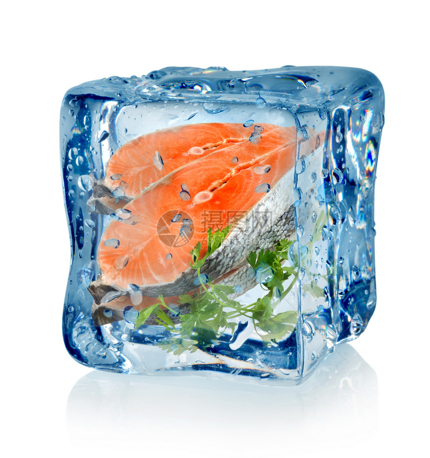 冰雪立方体和鱼与白底图片