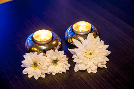 桌子上的白花和蜡烛的图像图片